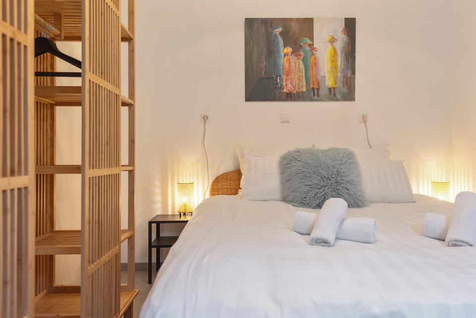 Bed, Bedroom, towels, wardrobe