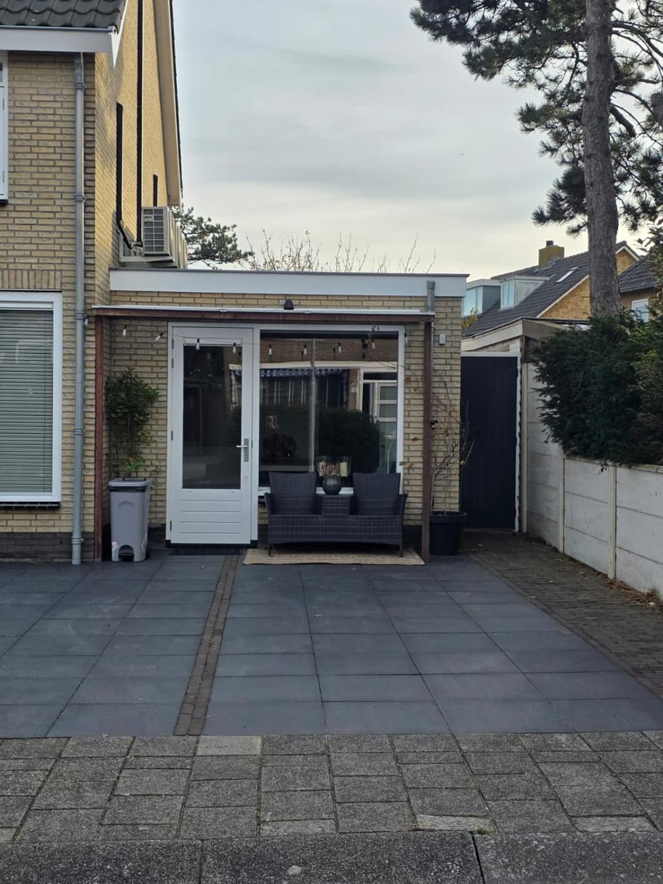 Property building, Facade/entrance, Balcony/Terrace, Parking
