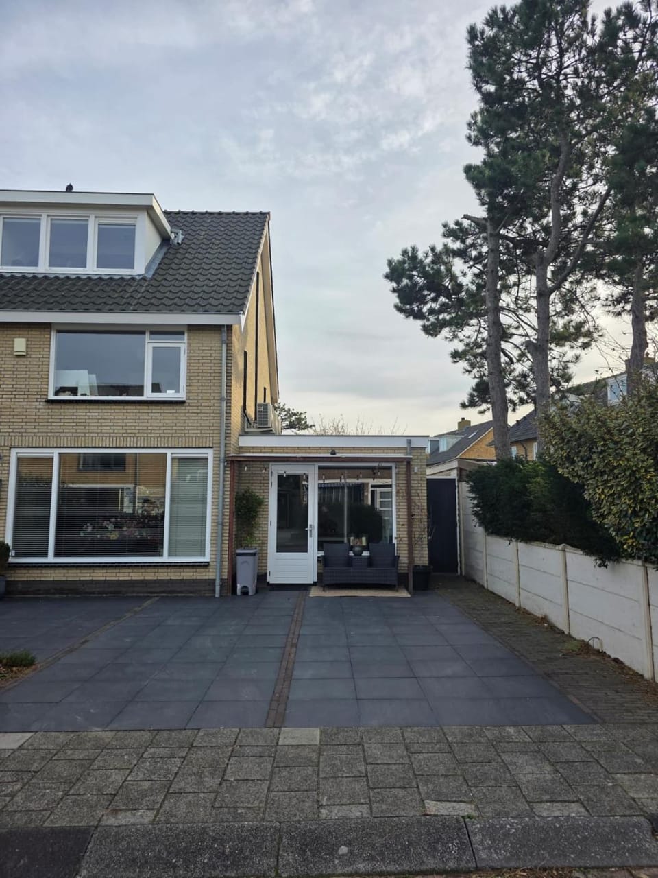 Property building, Facade/entrance, Balcony/Terrace, Parking