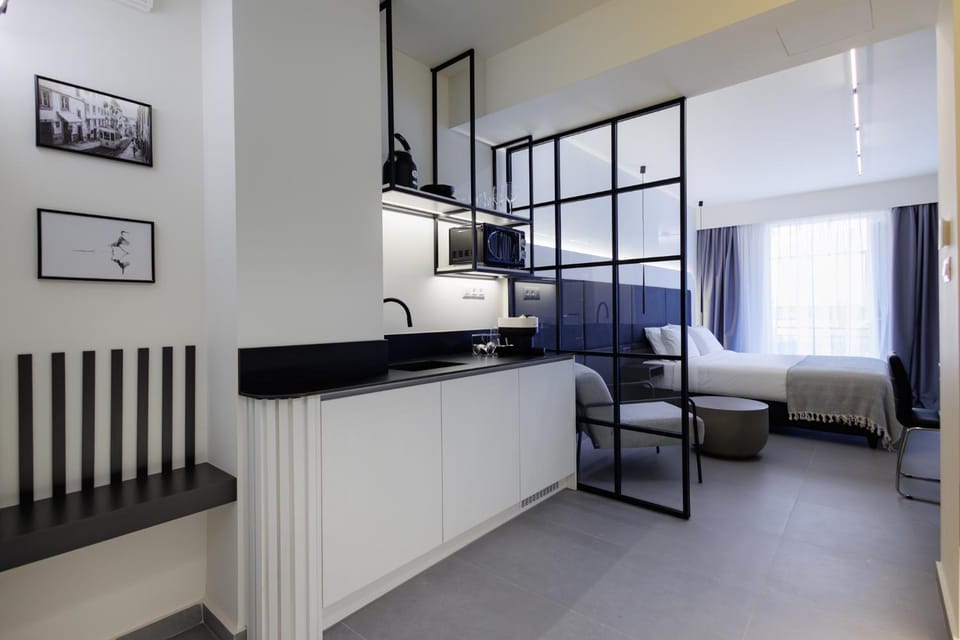 Bed, Kitchen or kitchenette, Photo of the whole room, minibar