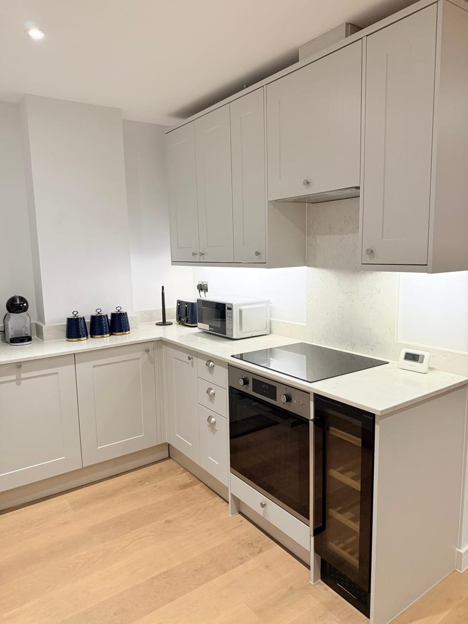Kitchen or kitchenette, minibar, stove, toaster