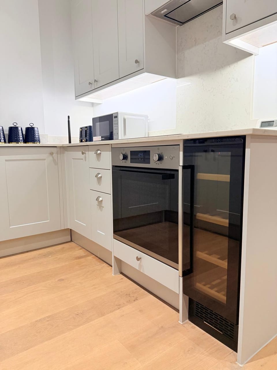 Kitchen or kitchenette, minibar, oven, stove