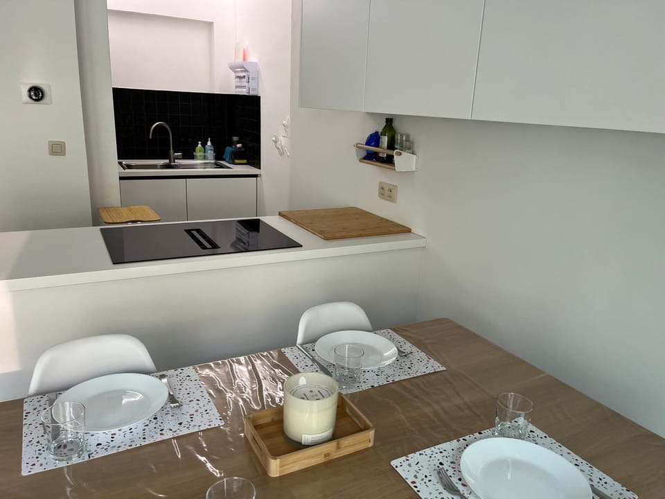 Kitchen or kitchenette, Dining area