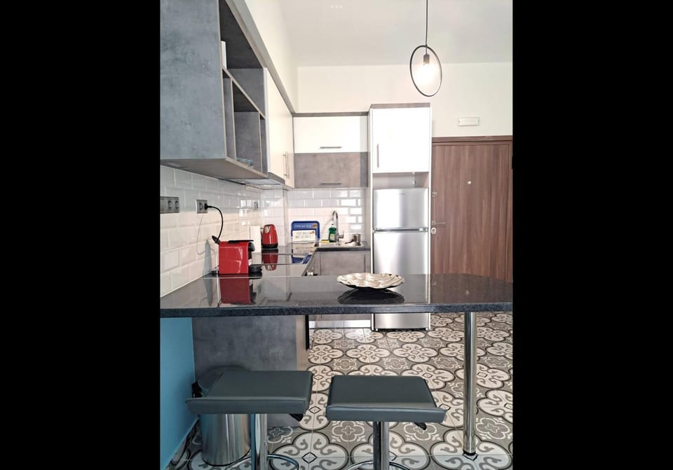 Kitchen or kitchenette, Dining area, minibar, oven