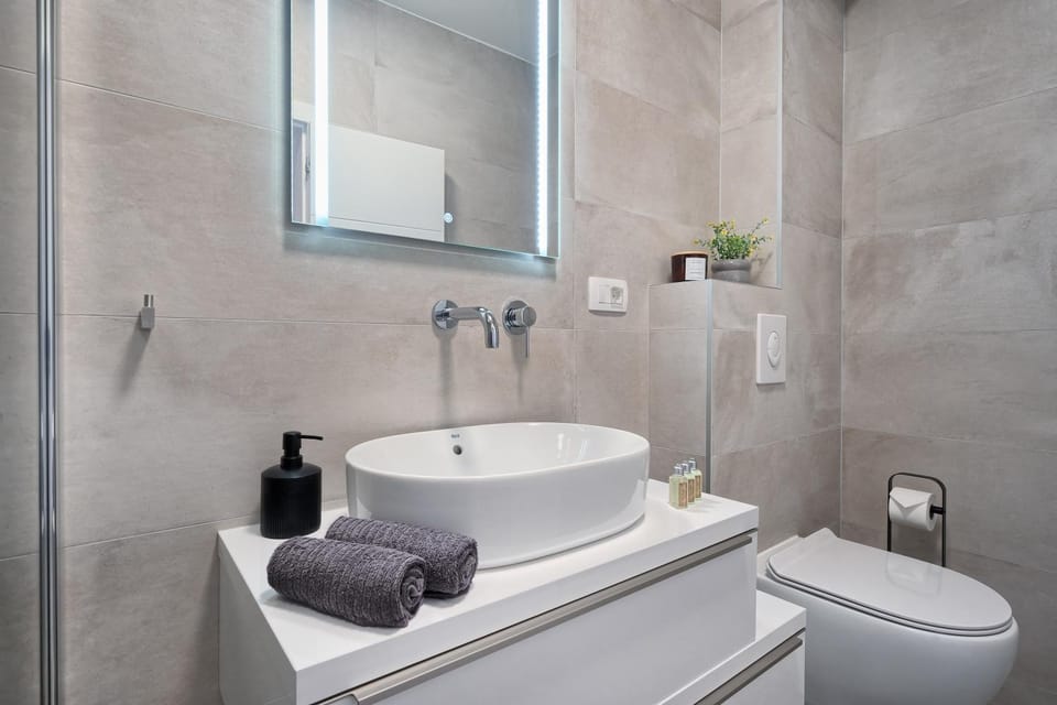 Shower, Toilet, Bathroom, towels