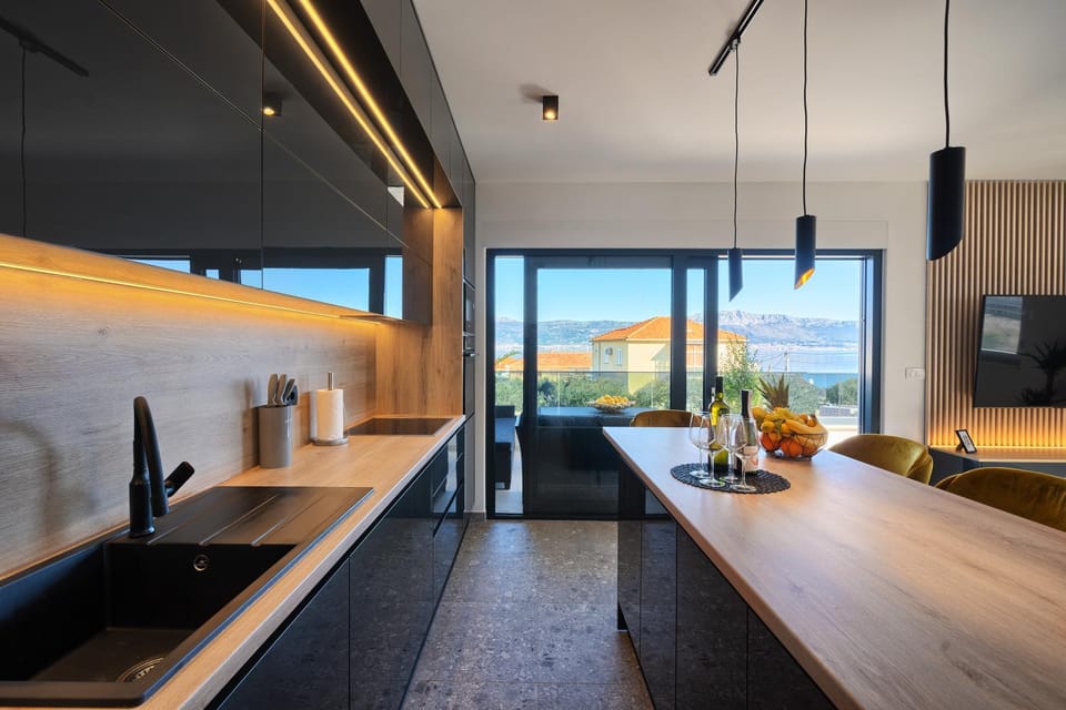 Natural landscape, Dining area, oven, stove