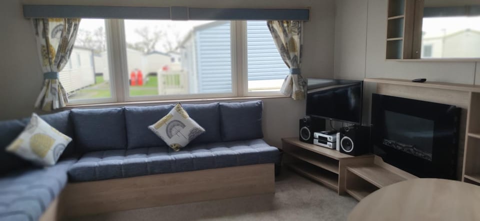 Communal lounge/ TV room, TV and multimedia, Living room, Seating area, Evening entertainment