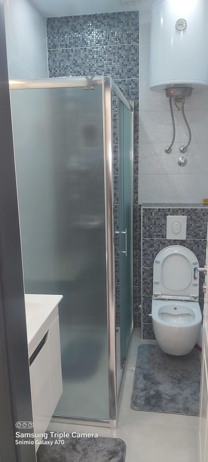 Shower, Toilet