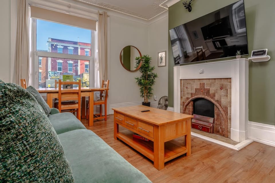 Communal lounge/ TV room, TV and multimedia, Living room, Seating area, Dining area, Evening entertainment
