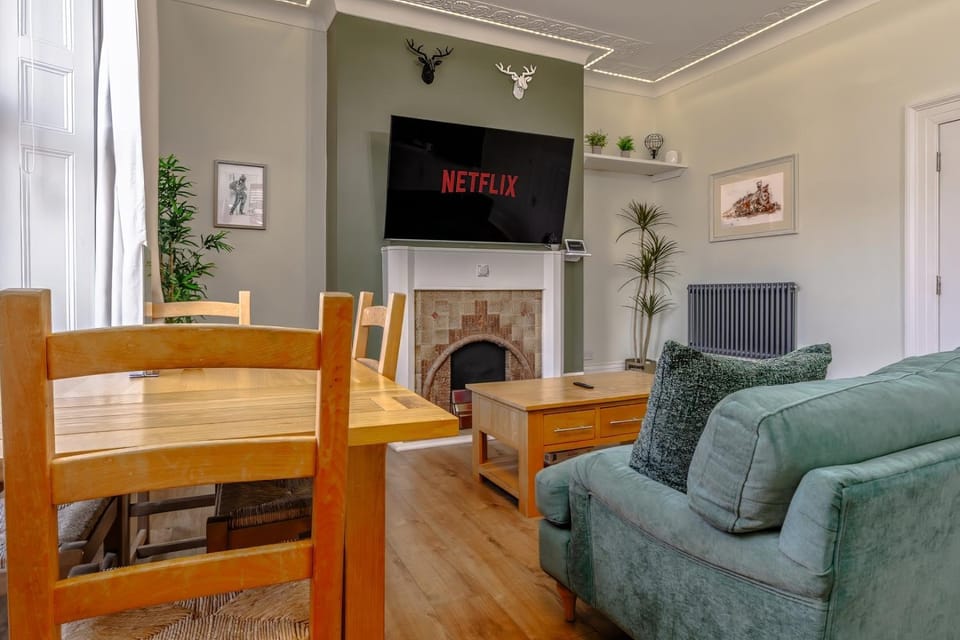 Communal lounge/ TV room, TV and multimedia, Living room, Seating area, Evening entertainment