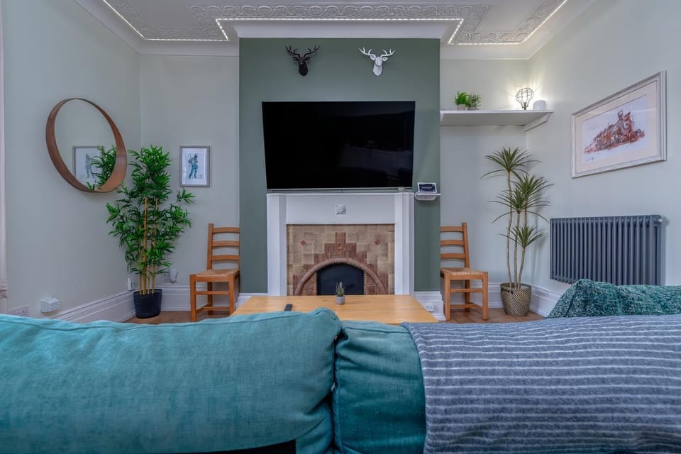 TV and multimedia, Living room, Seating area, Evening entertainment