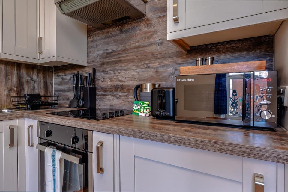 Coffee/tea facilities, Kitchen or kitchenette, stove