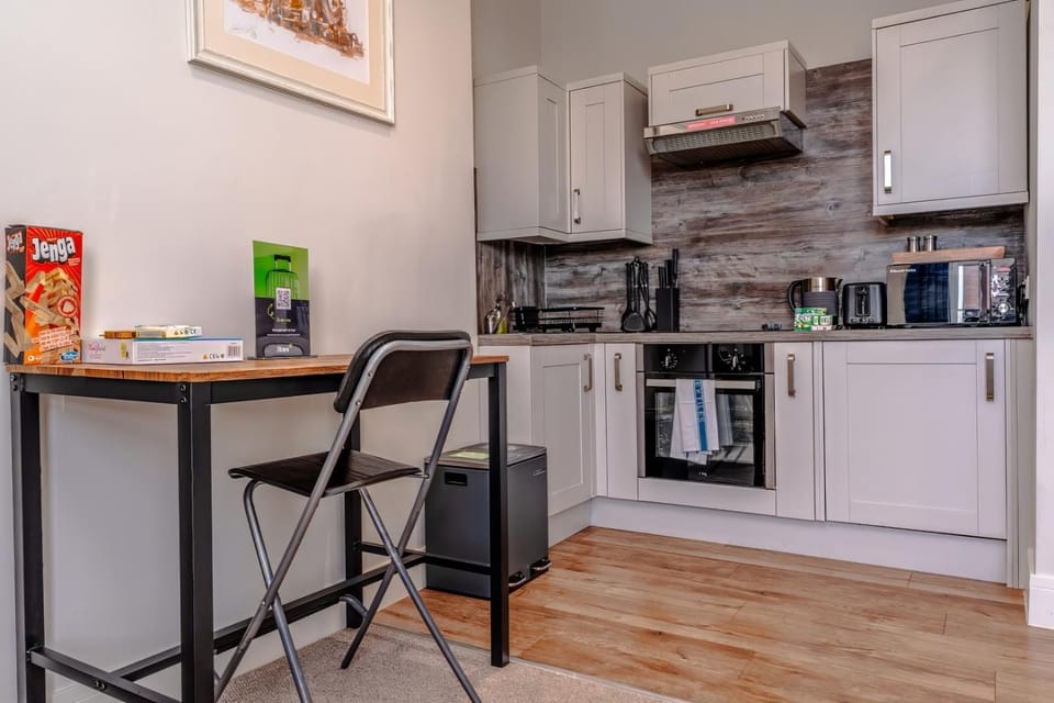 Kitchen or kitchenette, Dining area, stove