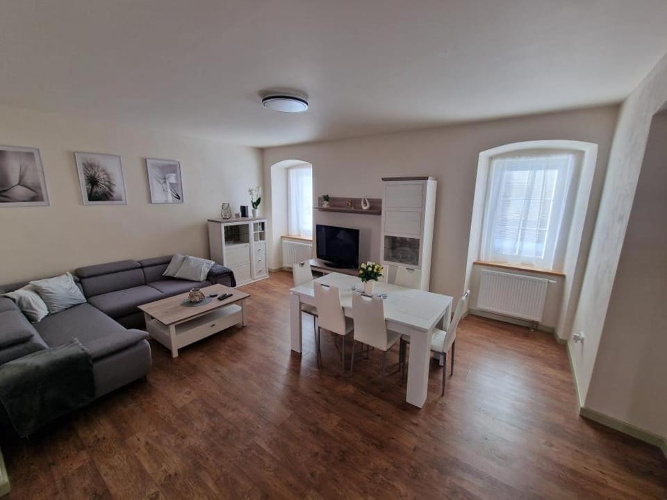 Communal lounge/ TV room, Living room, Seating area, Evening entertainment