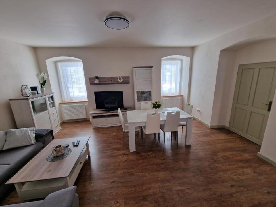 Communal lounge/ TV room, TV and multimedia, Living room, Seating area, Evening entertainment