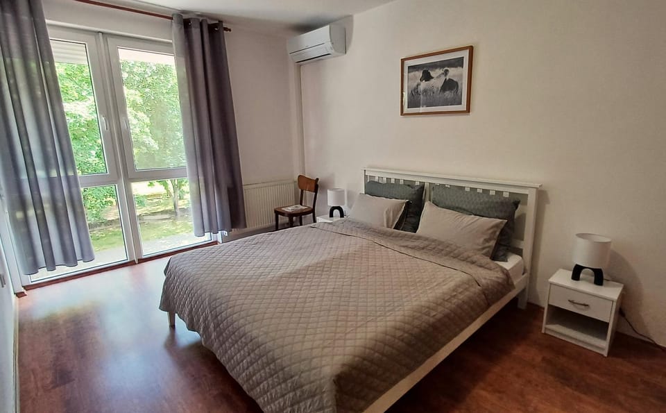 Bedroom, air conditioner