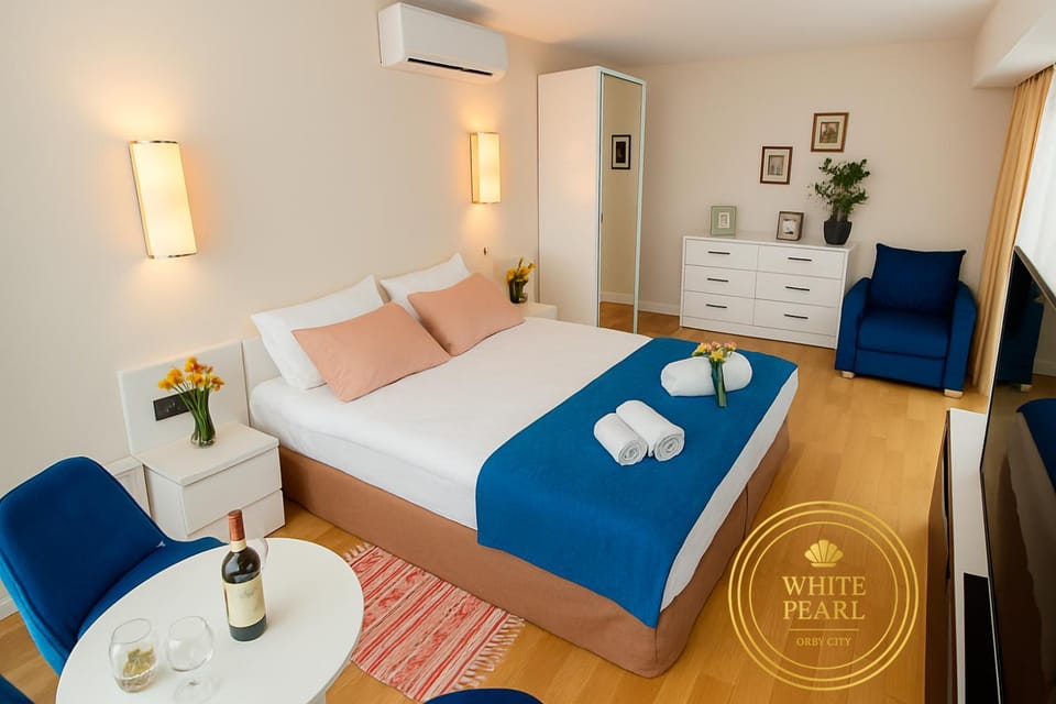 Bed, TV and multimedia, Bedroom, towels, air conditioner