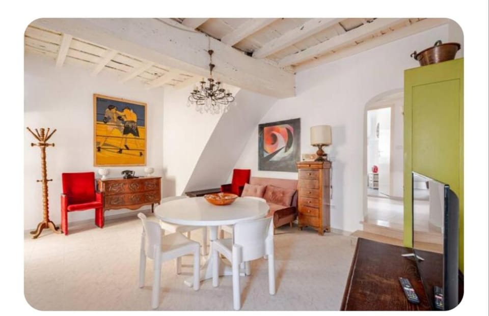TV and multimedia, Living room, Seating area, Dining area, fireplace