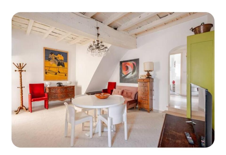 TV and multimedia, Living room, Seating area, Dining area, fireplace
