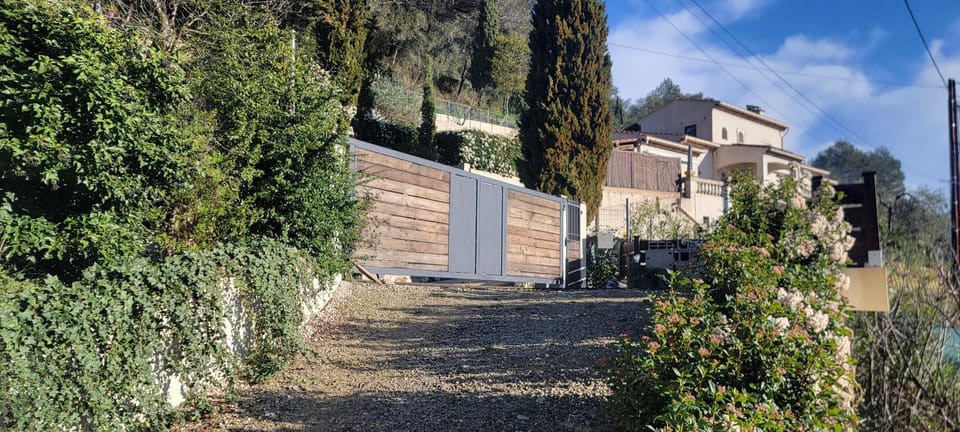 Chambres d hôtes les Romarins Bed and Breakfast in French Riviera