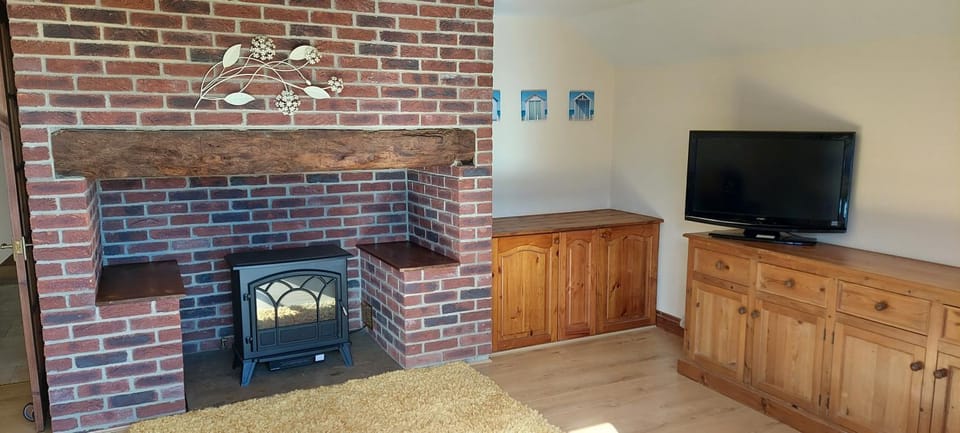 Communal lounge/ TV room, TV and multimedia, fireplace