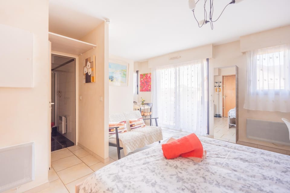 Photo of the whole room, Bedroom