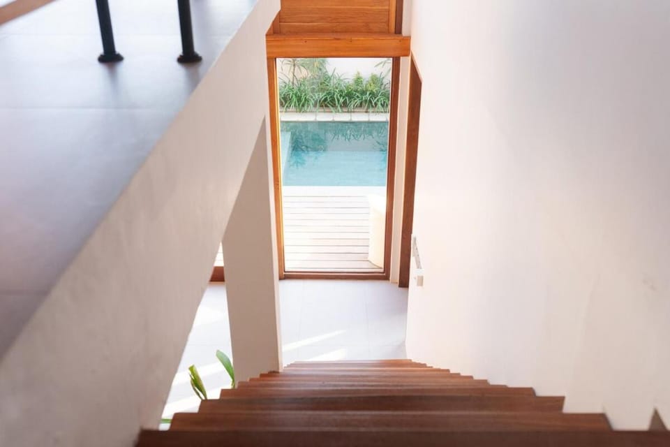 Modern Villa Casa Hobbledehoy 7 min Pererenan Apartment in North Kuta