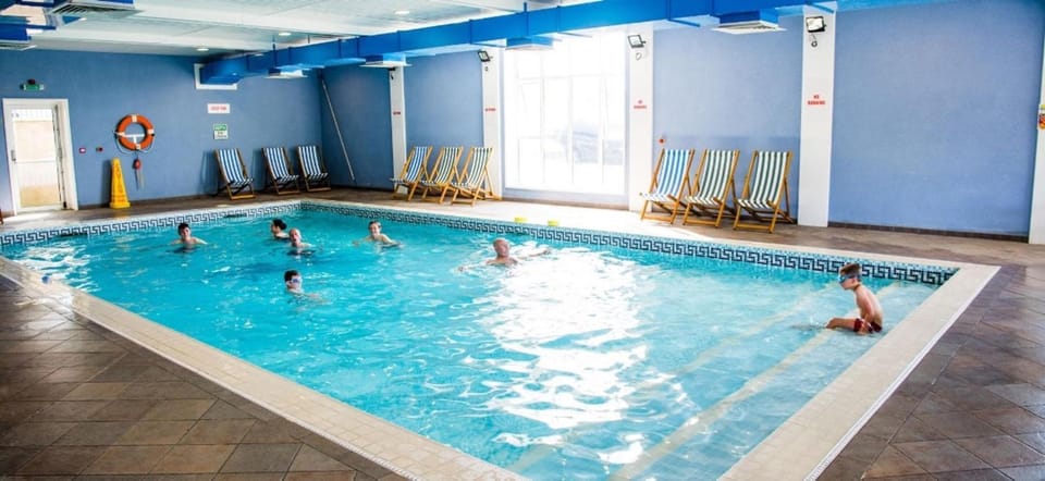 2 Bed Caravan - Sleeps 4 - Pets - Parking - Wifi Chalet in Tirymynach