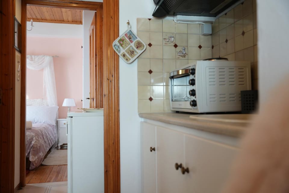 Bed, Kitchen or kitchenette, Bedroom