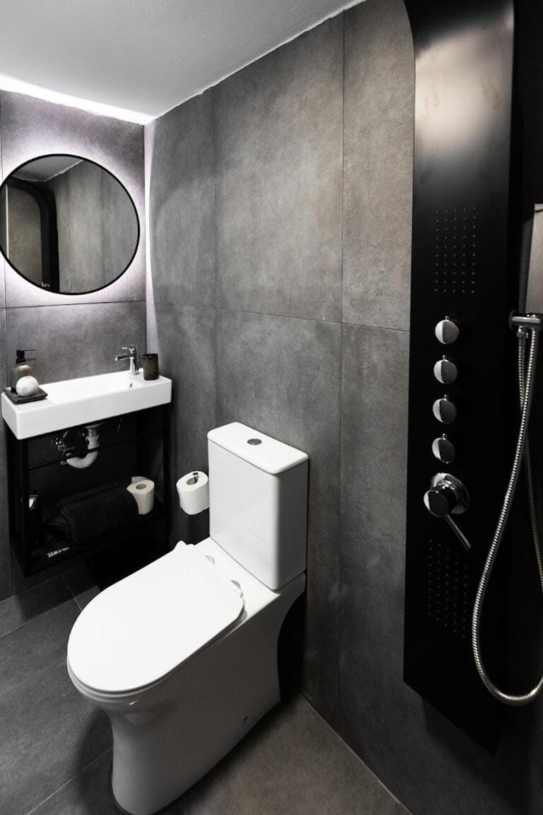 Shower, Toilet
