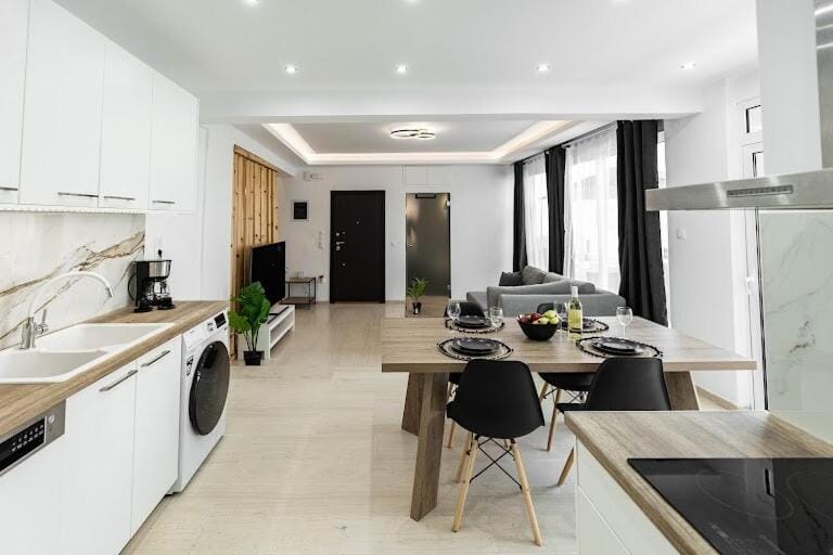 Kitchen or kitchenette, Dining area