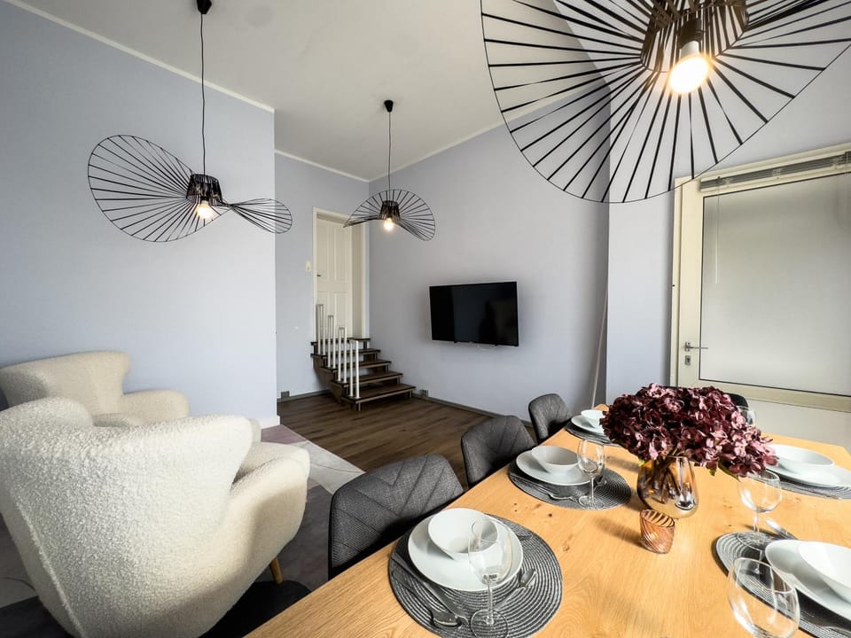 Communal lounge/ TV room, TV and multimedia, Living room, Seating area, Dining area, Evening entertainment