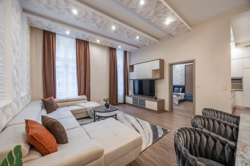 Bed, TV and multimedia, Kitchen or kitchenette, Living room, Photo of the whole room, Seating area, Bedroom