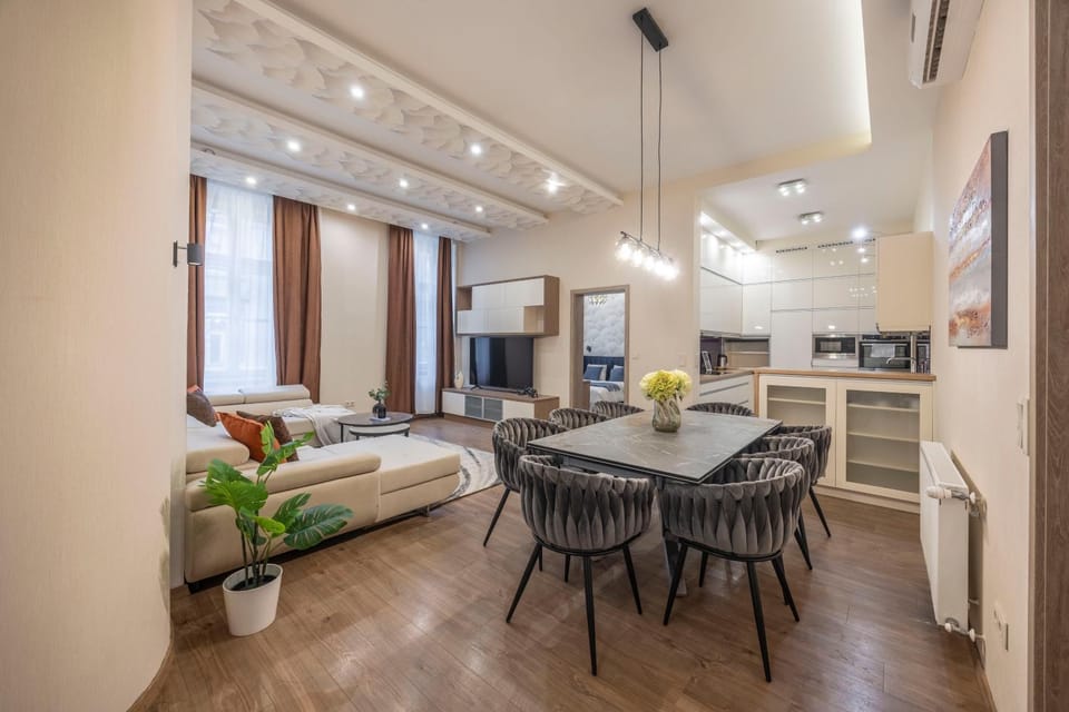 TV and multimedia, Kitchen or kitchenette, Living room, Photo of the whole room, Seating area, Dining area