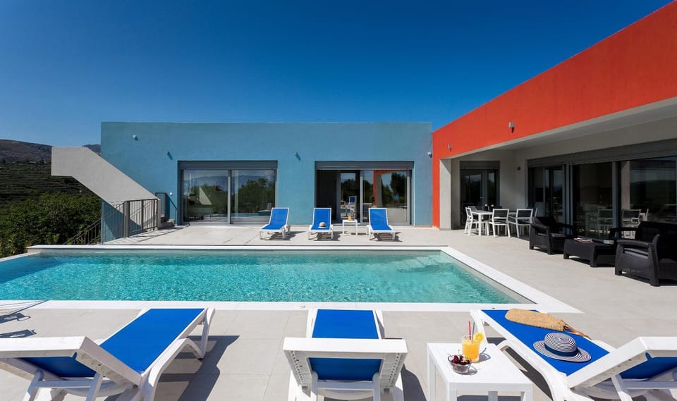 Day, Pool view, Swimming pool, sunbed
