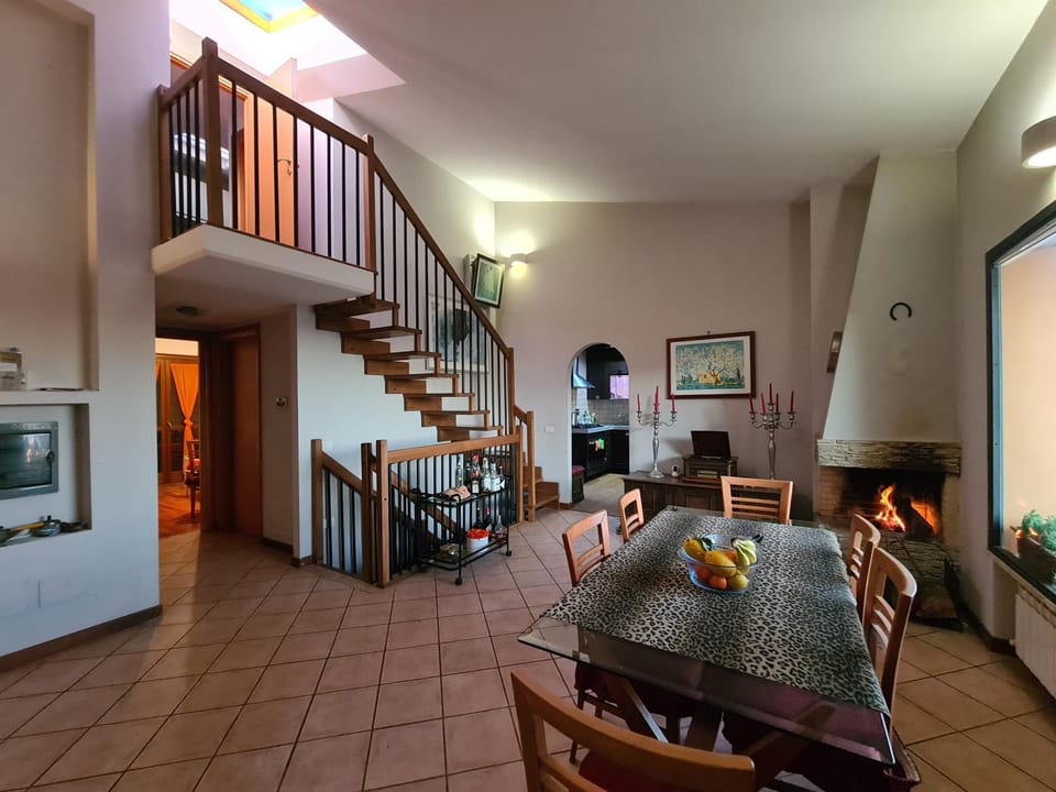 TV and multimedia, Living room, Seating area, Dining area