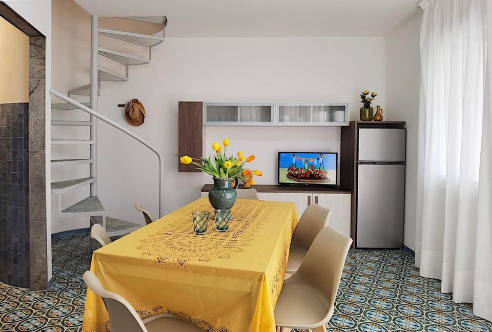 TV and multimedia, Kitchen or kitchenette, Living room, Dining area