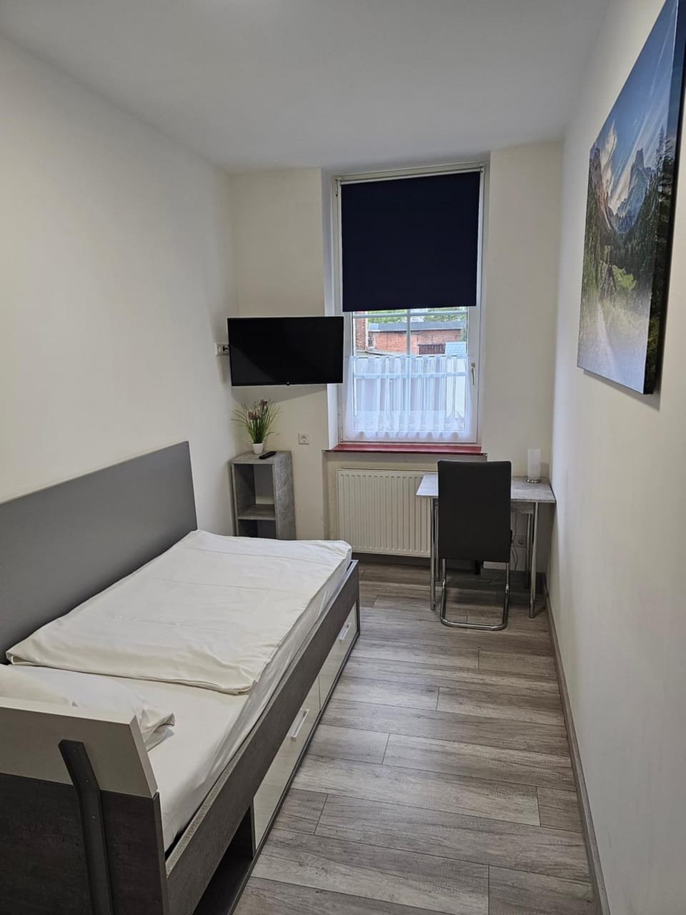 Bed, Photo of the whole room, Seating area, Bedroom