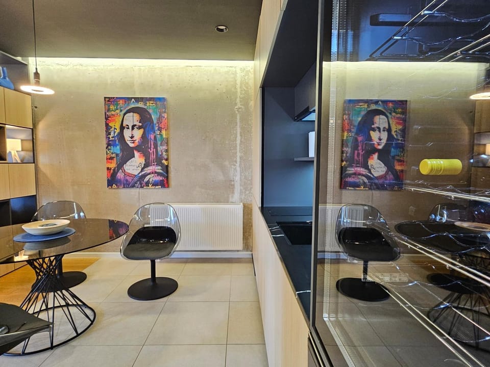 Kitchen or kitchenette, Living room, Food and drinks, Seating area, Food