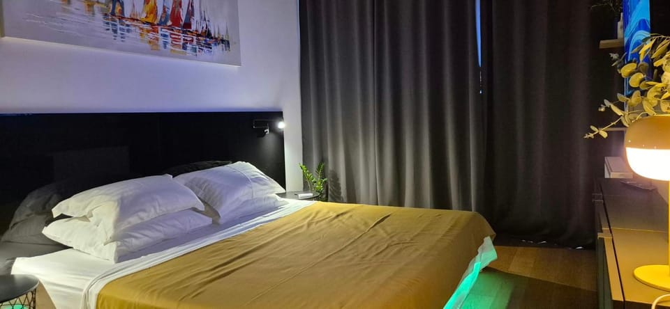 Bed, TV and multimedia, Photo of the whole room, Bedroom
