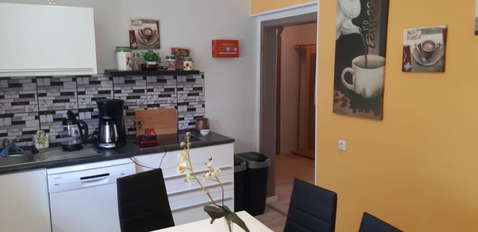 Coffee/tea facilities, Kitchen or kitchenette, Dining area, stove, toaster