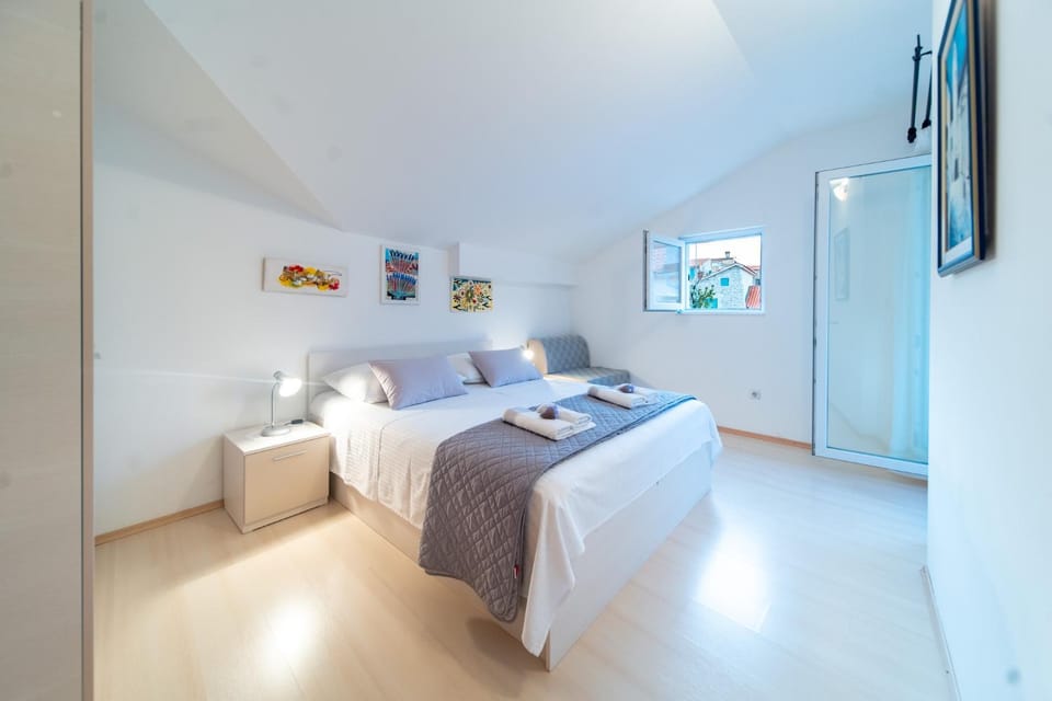 Bed, Bedroom, towels
