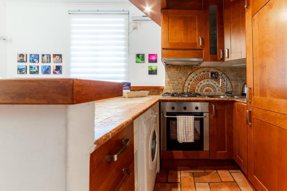 Kitchen or kitchenette, oven, stove, washing machine