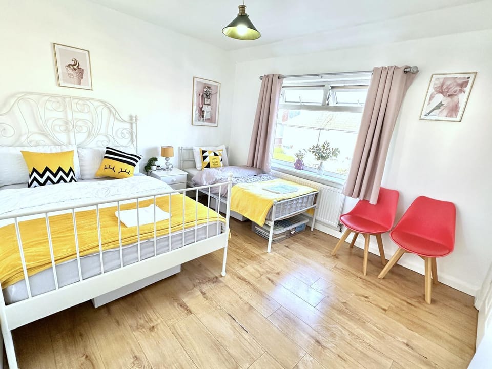 Bed, Photo of the whole room, Bedroom