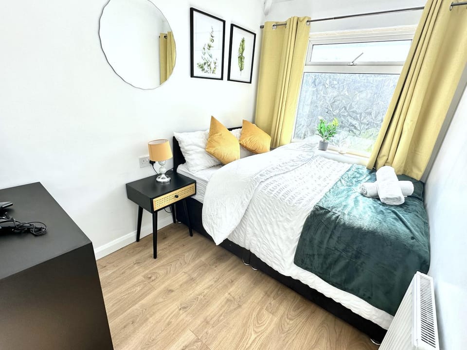 Bed, TV and multimedia, Photo of the whole room, Bedroom, hair dresser