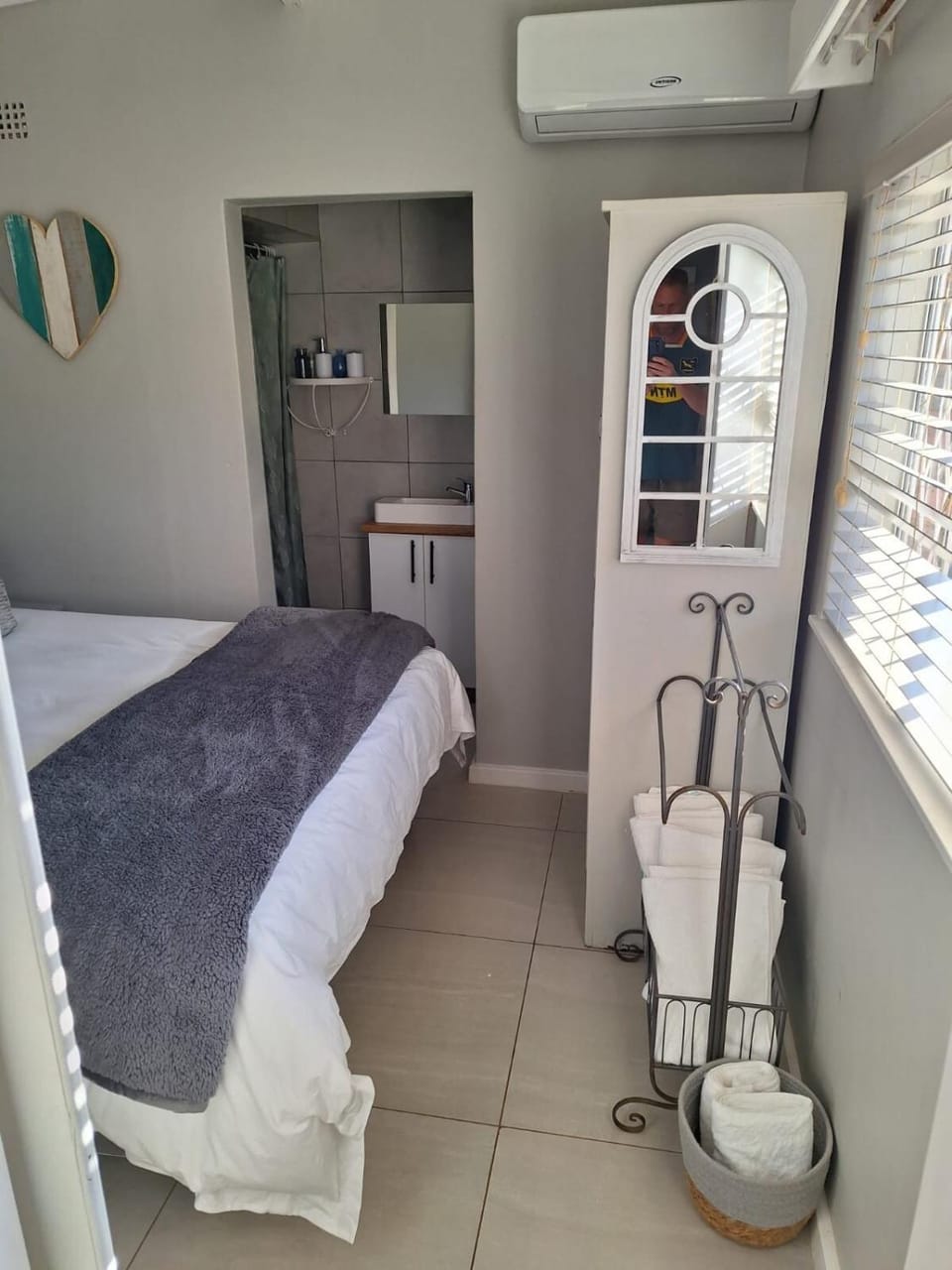 Bedroom, air conditioner
