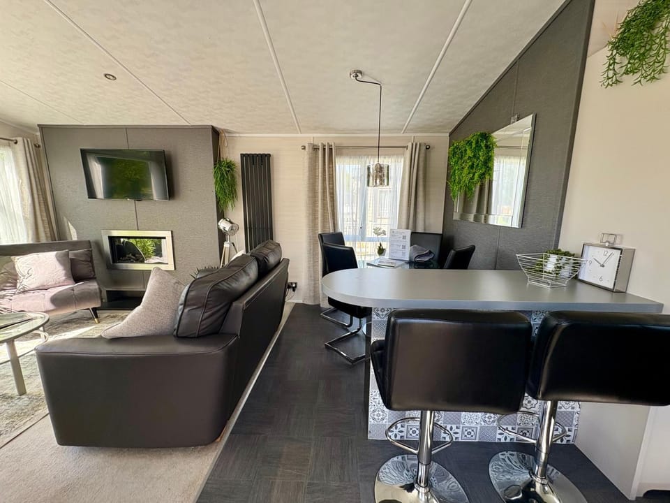 Lakewood Lodge, Free Hoburne Passes, Pet Friendly House in Cotswold District