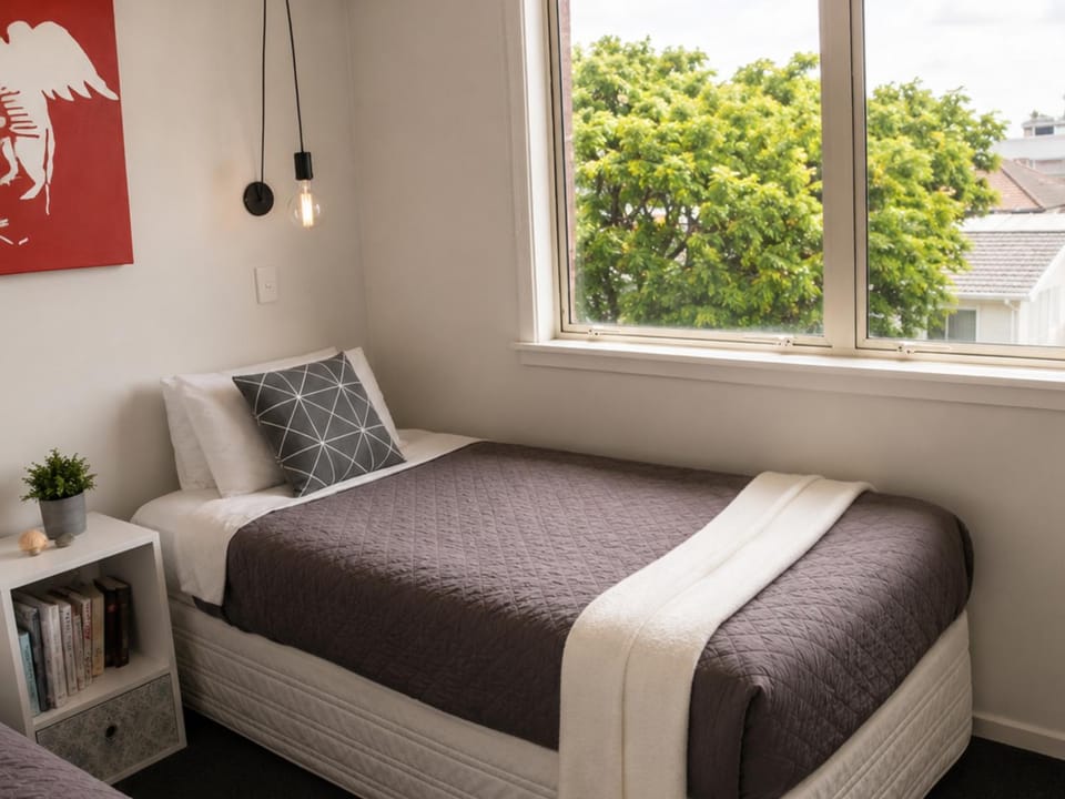 Bed, Photo of the whole room, Bedroom, City view, Street view