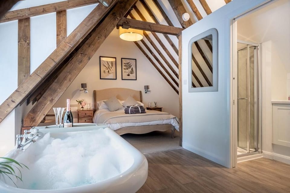 Luxury Thatched Cotswold Cottage, amazing location Apartment in Cheltenham