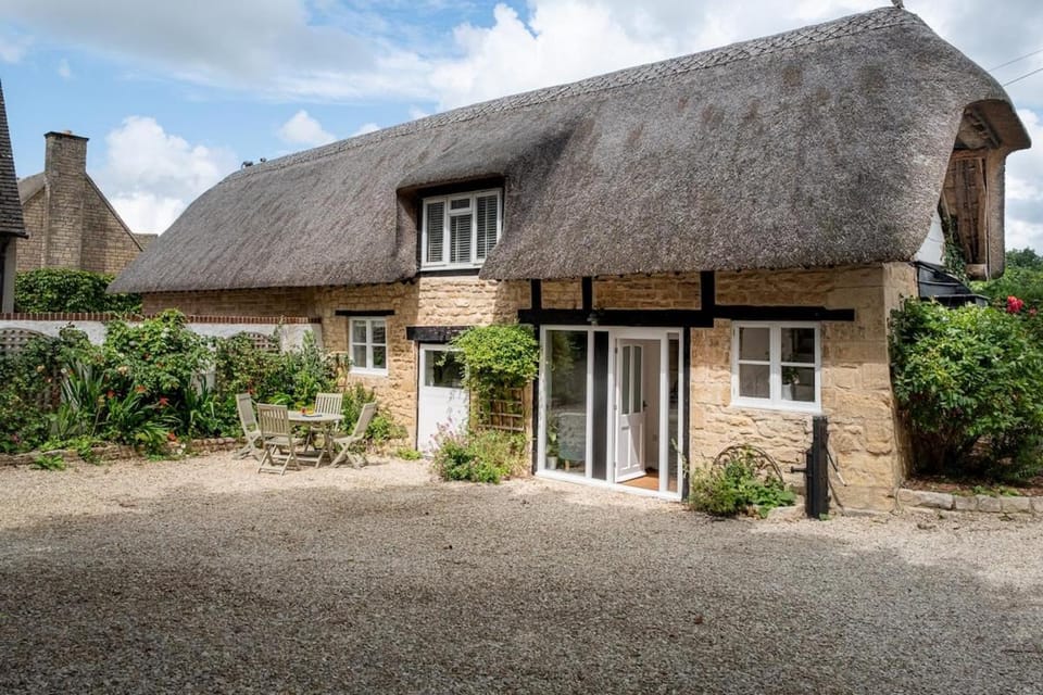 Luxury Thatched Cotswold Cottage, amazing location Apartment in Cheltenham